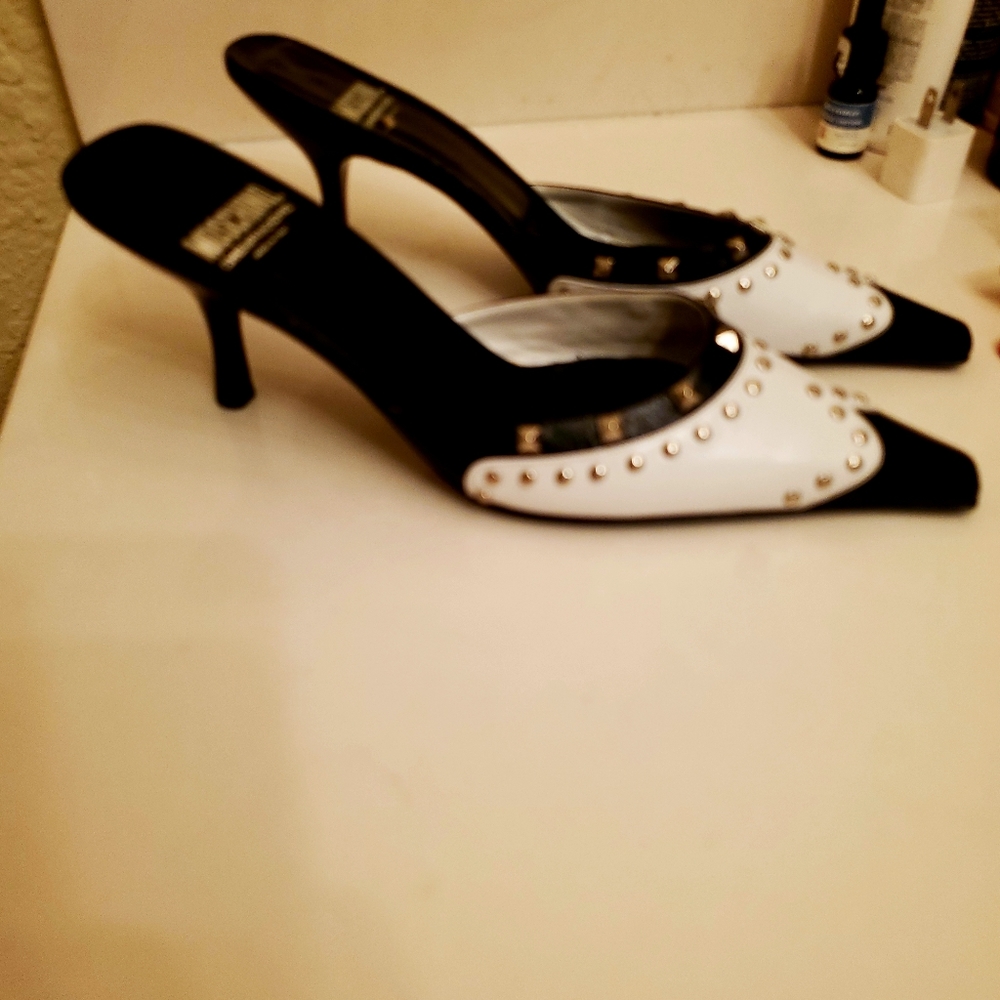 MOSCHINO CheapAndChic Black And White Kitten Heal Pointy Toe Spectators Mules - Picture 8 of 9